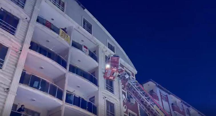 Yangın çıkan binada vatandaşlar, merdivenli itfaiye aracıyla tahliye edildi