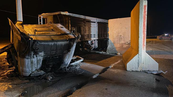 Derik'te beton bloklara çarpan TIR’ın sürücüsü yaralandı
