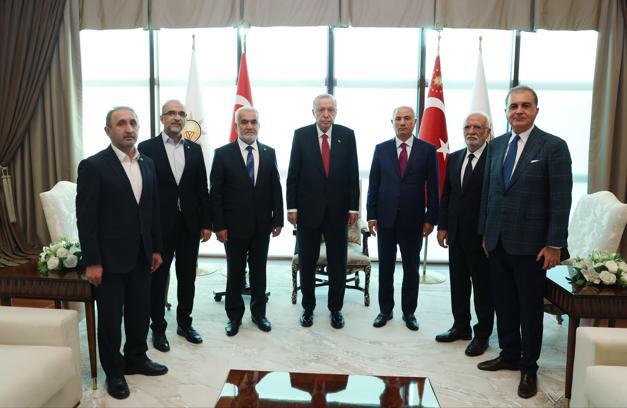 Cumhurbaşkanı Erdoğan, HÜDA PAR Genel Başkanı Yapıcıoğlu'nu kabul etti