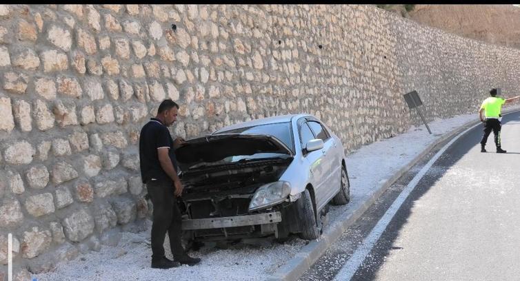 İstinat duvarına çarpan otomobil sürücüsü yaralandı