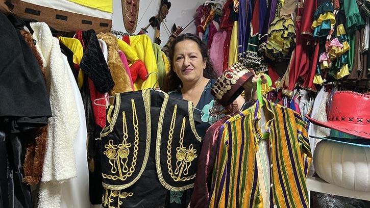 Memurluğu bıraktı, kostüm tasarımı merakını mesleğe dönüştürdü
