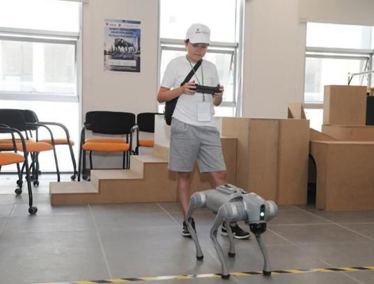 Ortaokul ve lise öğrencileri BTÜ’de robotlarla tanıştı
