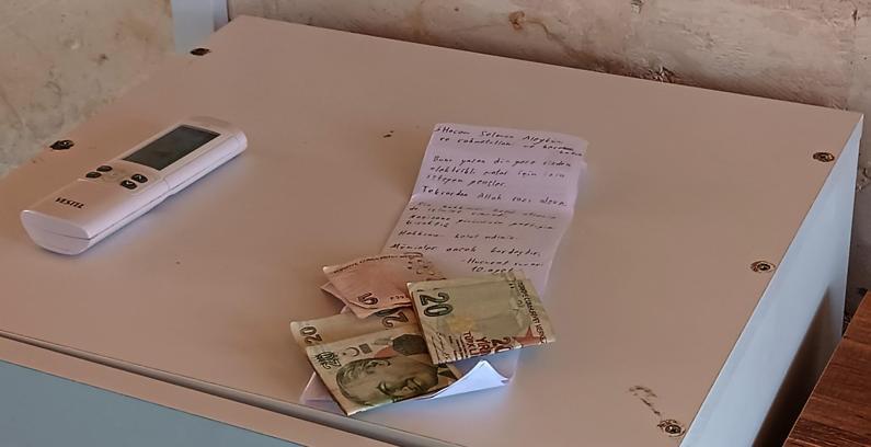 Camide elektrikli motosikleti şarj edip, 45 lira ve not bıraktılar