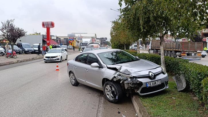 Otomobilin 3 araca çarptığı kaza kamerada; 1 yaralı