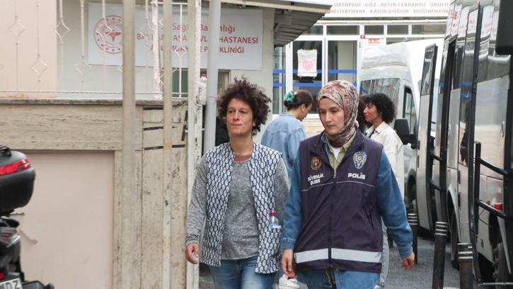 'Ailem Güvende' operasyonun ardından adliye önündeki eylemde gözaltına alınan 22 kişi sağlık kontrolüne getirildi