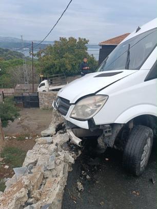 Sarıyer'de duvara çarpan okul servisinin şoförü yaralandı
