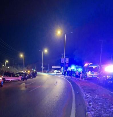 Refüjdeki aydınlatma direğine çarpan motosikletin sürücüsü öldü