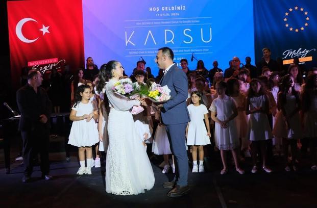 Karsu, dayanışma konserinde sahne aldı