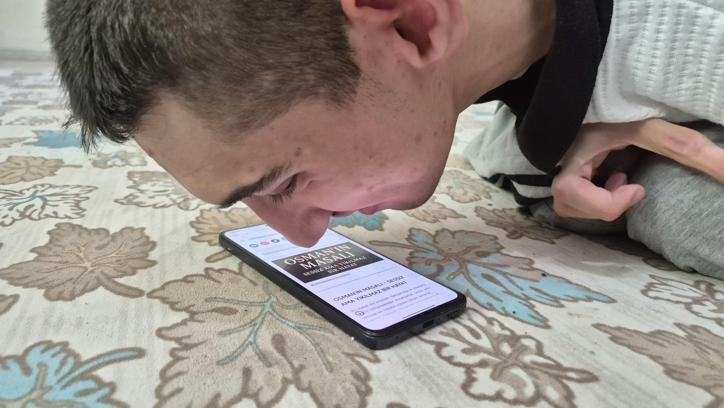 Burnu ile cep telefonu kullanan 'serebral palsili' Osman’ın hedefi kitap yazmak