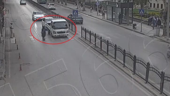 Yaya geçidinde duran kamyonete otomobilin çarptığı kaza kamerada