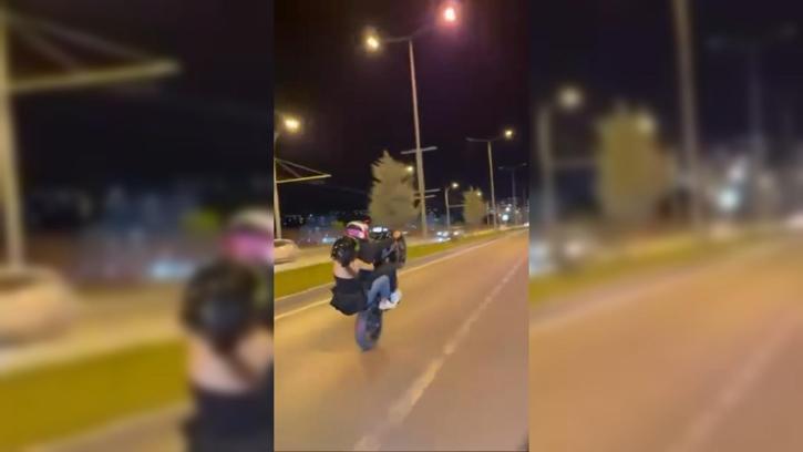 Motosikletlinin tek teker üzerinde tehlikeli yolculuğu kamerada