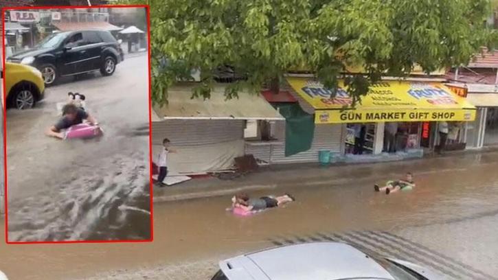 Şişme yataklarla sel sularında yüzdüler
