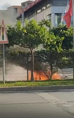 Elektrikli motosiklet seyir halindeyken yandı