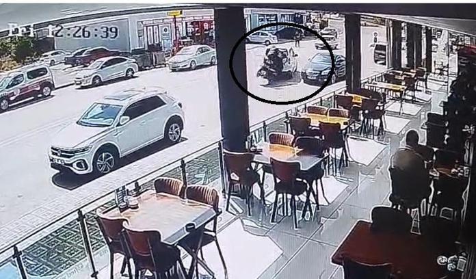 Hafif ticari araç ile üç tekerlekli motosiklet çarpıştı; kaza anı kamerada