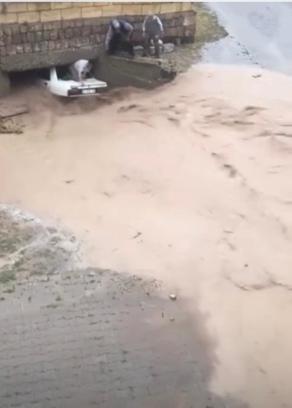 Nevşehir’de sel sularına kapılan otomobildeki 3 kişi köylüler tarafından kurtarıldı