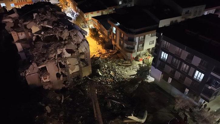 Küçükçekmece'de yıkım sırasında binanın bir bölümü çöktü: 3 yaralı