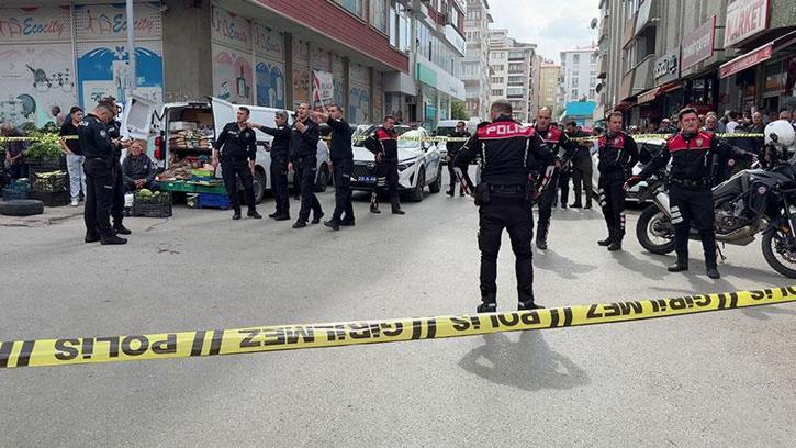 Babasını darbeden kişiye tabancayla bacağından yaraladı; o anlar kamerada