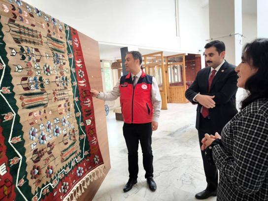 Bayat Kilim Atölyesi'nde inceleme
