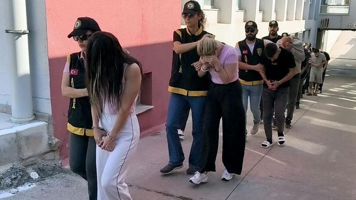 Fuhuş operasyonu düzenlenen masaj salonu ve güzellik merkezleri müşterilerine katalog göndermiş