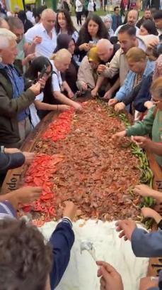 3 metrelik tepside 50 kilo İskender kebabı yemek için sıraya girdiler