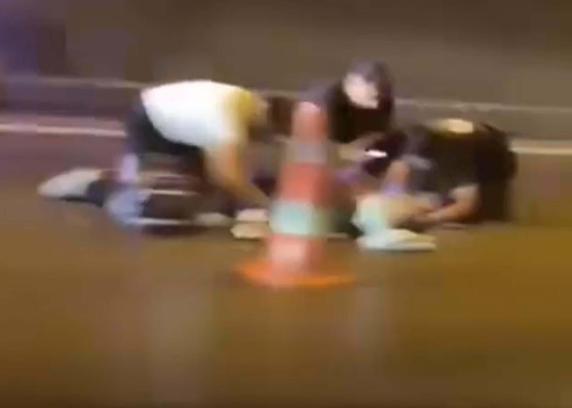 İzmir'de motosiklet, bariyerlere çarpıp devrildi; 1 ölü, 1 yaralı