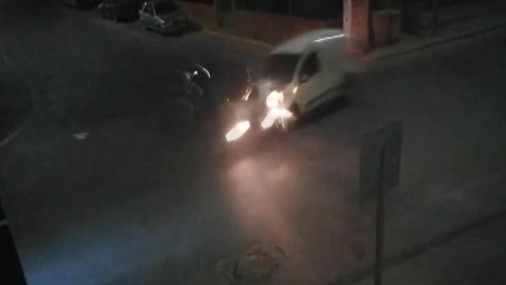 Hafif ticari araç ile otomobilin çarpışması kamerada; 2 yaralı