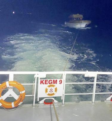 Çanakkale Boğazı'nda sürüklenen tekne kurtarıldı