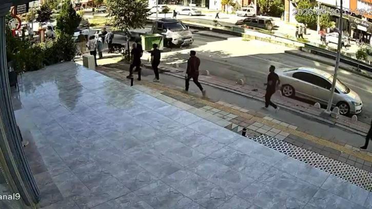 Hafif ticari araç, karşı şeride geçip kuryeye çarptı; kaza kamerada