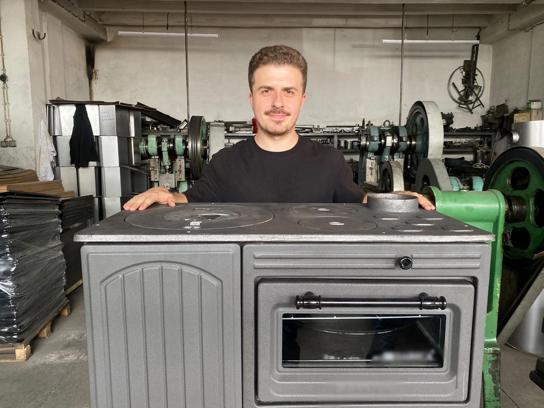 Gelişen teknolojiye rağmen zanaatlarını sürdüren baba-oğul ürettikleri sobaları ihraç ediyor