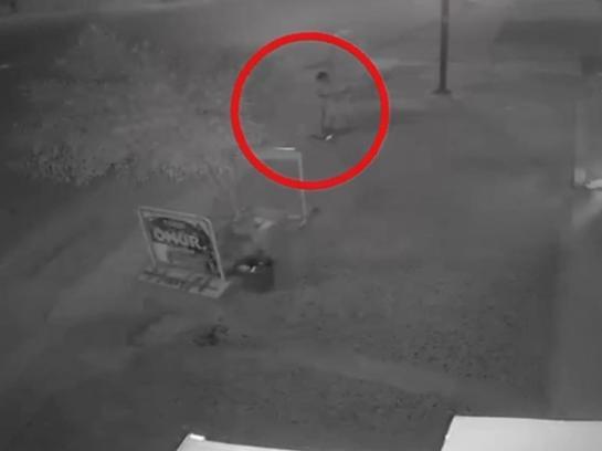 2 sürücünün yaralandığı kazada küçük çocuk saniyelerle kurtuldu