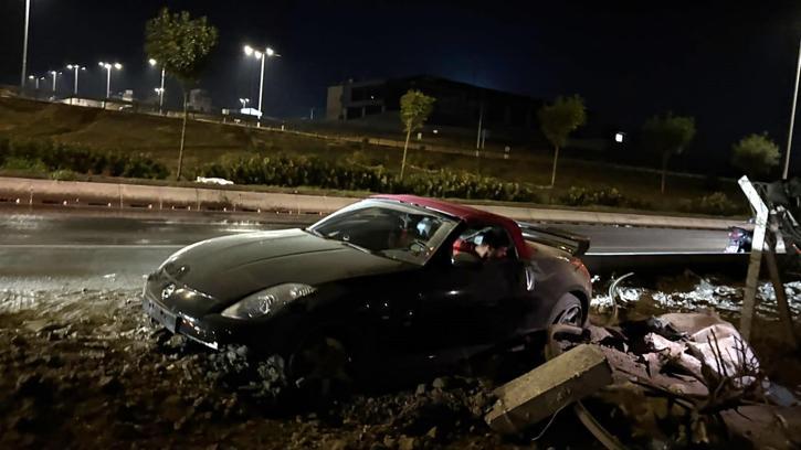 Kontrolden çıkan otomobil, beton bariyerlere çarptı