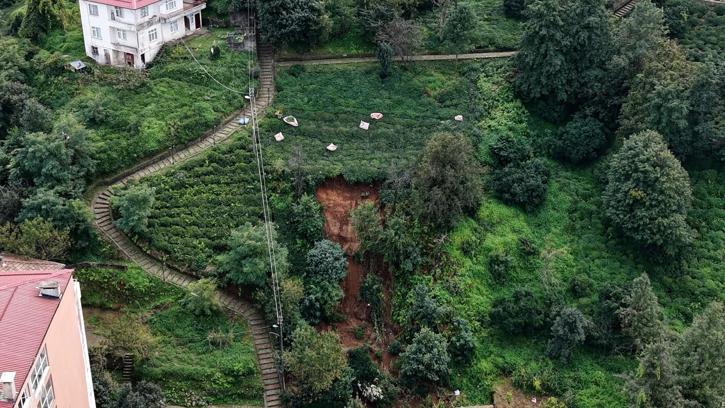 Rize'de heyelanlı bölgede çay hasadı