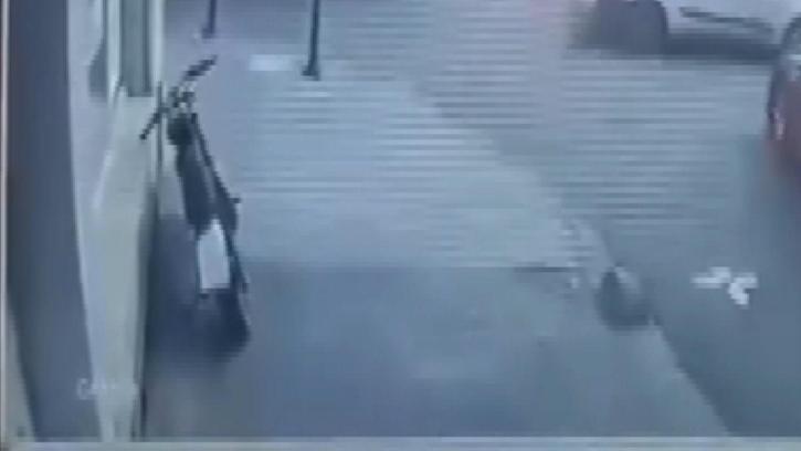 Zeytinburnu’nda elektrikli bisiklet hırsızlığı kamerada