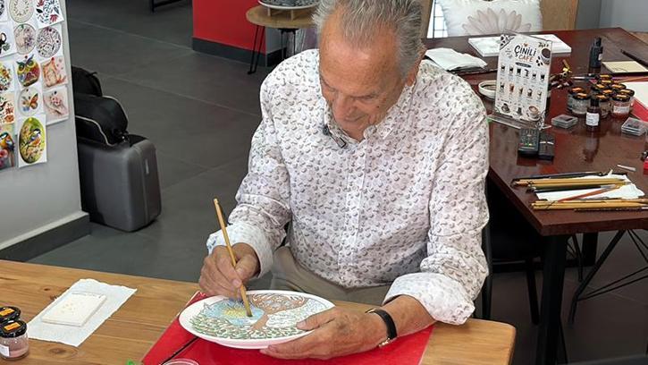 Demans hastası, 86 yaşında çiniyle hayata bağlandı