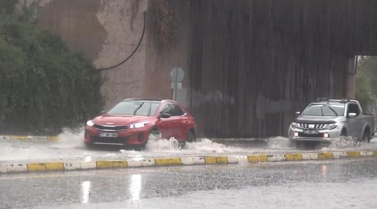Yalova’da sağanak nedeniyle yollar göle döndü