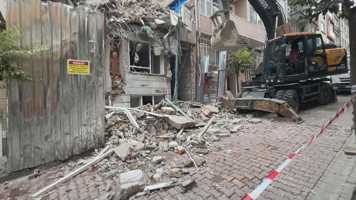 Beşiktaş'ta bina yıkımı sırasında duvarında hasar oluşan apartman tahliye edildi