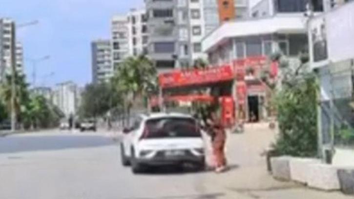 Kaldırımda yürüyen yaya, el freni çekilmeyen otomobilin altında kalmaktan son anda kurtuldu; o anlar kameraya yansıdı