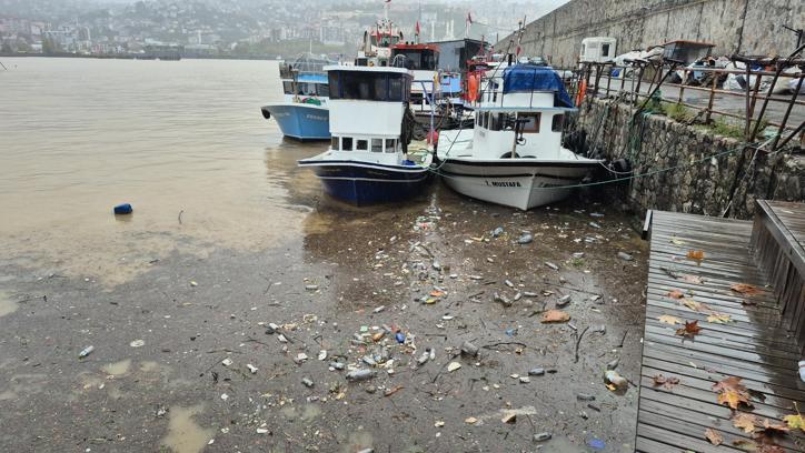 Zonguldak’ta yağış sonrası deniz çamur rengini aldı