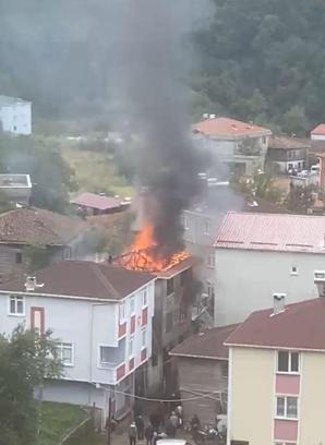2 katlı ev ve hasat edilen fındıklar yandı