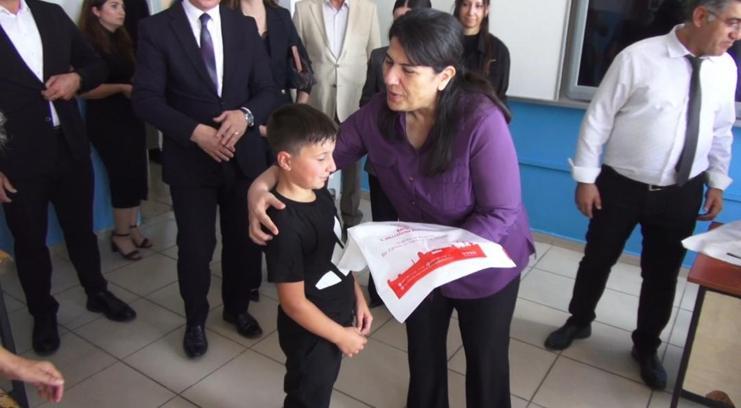 Meslek lisesi öğrencileri köy öğrencilerine forma dikti