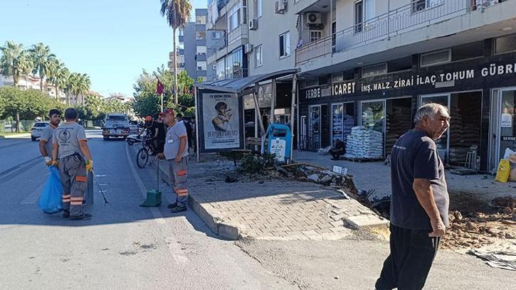Otomobil önce yayaya ardından duraktaki karı kocaya çarptı; 3 yaralı