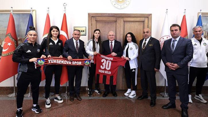Bakan Güler, Yüksekova Spor Kadın Futbol Takımı sporcuları ile görüştü