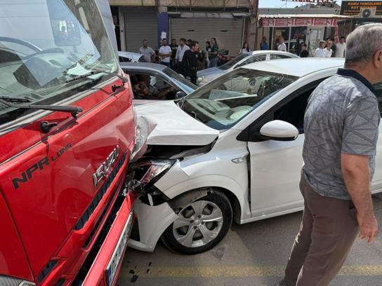 Park halindeki kamyonete çarpan otomobil sürücü yaralandı