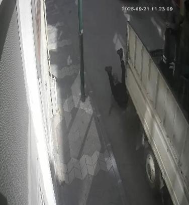 Hareket halindeki kamyonetin kasasından düştü; kaza kamerada