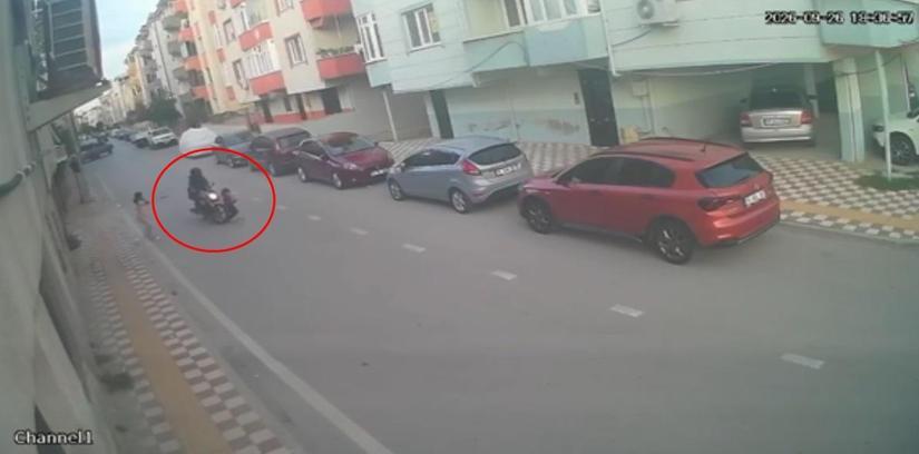 Motosikletin çarptığı çocuk yaralandı: Kaza anı kamerada