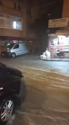 İstanbul’da sağanak etkili oluyor; yollar göle döndü