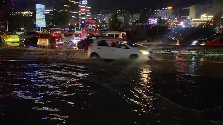 İstanbul’da sağanak etkili oluyor; yollar göle döndü