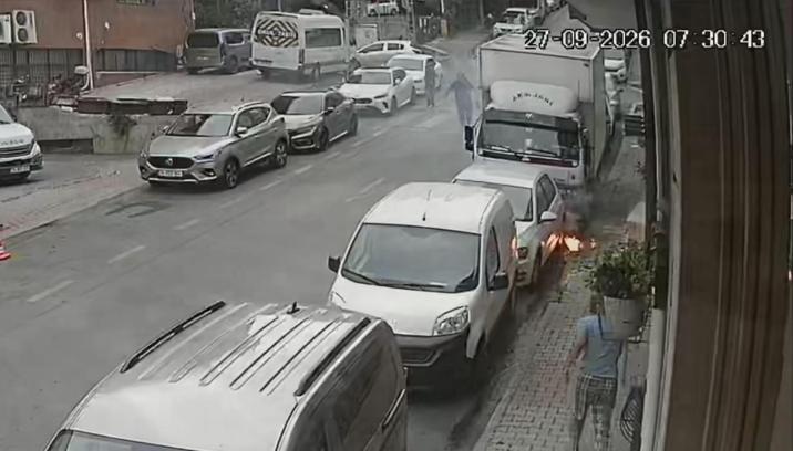 Kağıthane’de yeraltı elektrik kablolarında patlama: Aracını son anda kurtardı