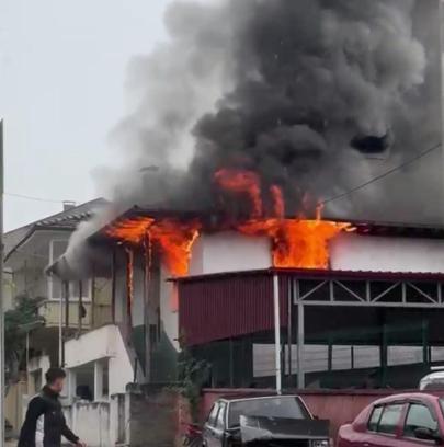 Tokat’ta 2 katlı ev alev alev yandı