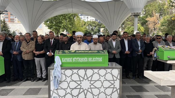 Babasının kucağındayken üzerine kaya parçası düşen Kaan, toprağa verildi